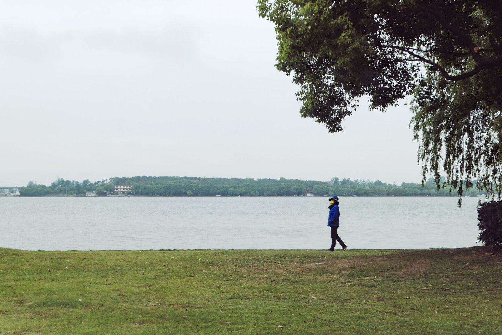 Walk along the Mississippi River at Woldenberg Park