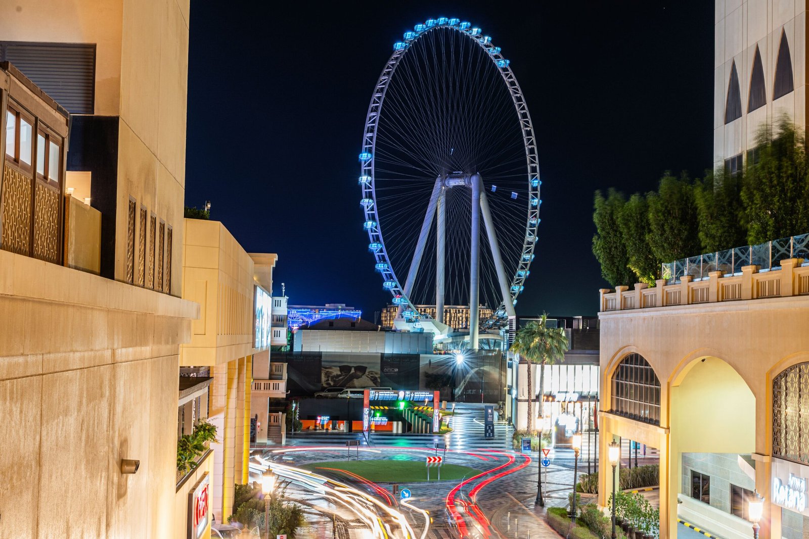 Use the LINQ Promenade for a low-pressure evening