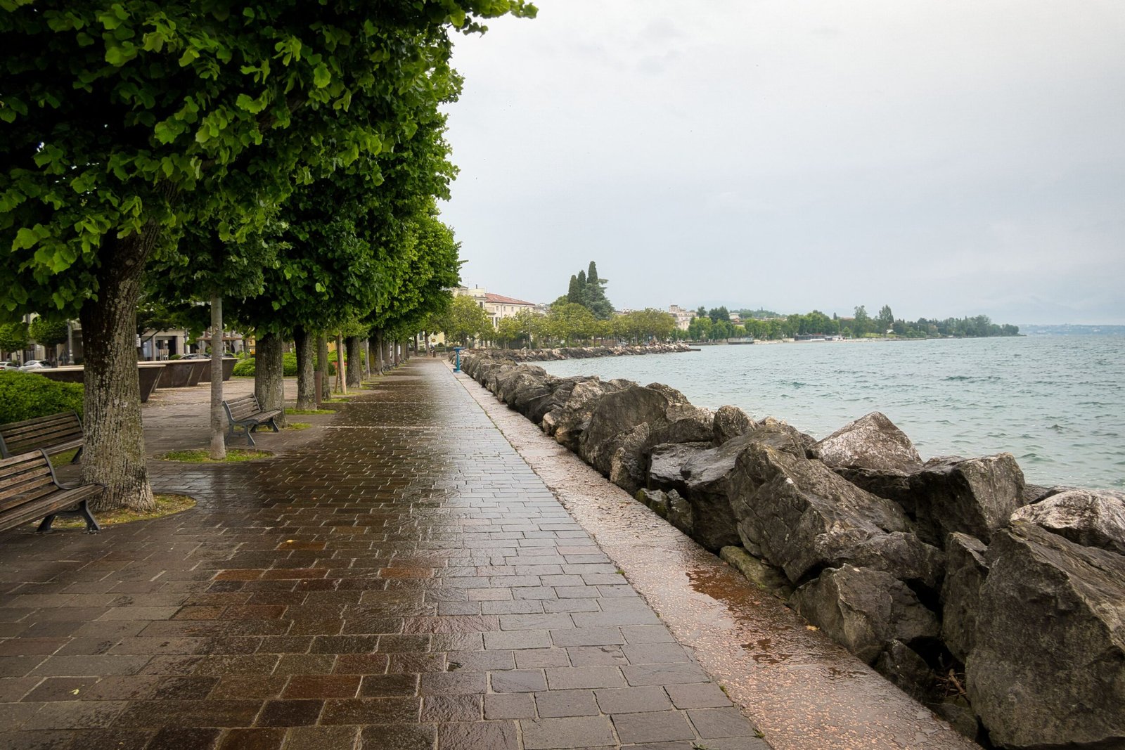 Explore neighborhoods by walking routes