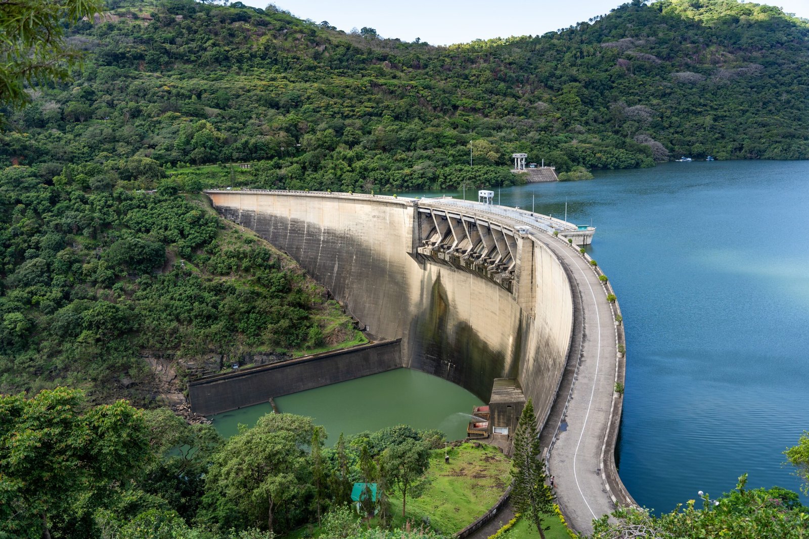 Take a Hoover Dam half-day, then add a nearby nature stop